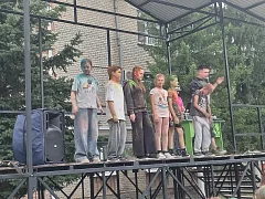 Фестиваль красок раскрасил площадь Ершова