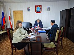 В преддверии Международного женского дня глава Ершовского района поздравил женщин, пришедших на прием