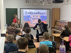 В Ершовской школе искусств прошел урок мужества "Мы гордимся героями!"