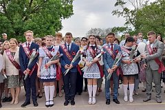 Глава Ершовского района Светлана Зубрицкая поздравила ершовцев с праздником Последнего звонка