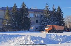 В Ершове  МКУ «Благоустройство» проводит работы по поддержанию порядка и созданию праздничной атмосферы в городе