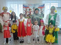 Праздничный концерт с танцами, играми и национальными блюдами провели в детском саду Ершовского района в Год единства народов