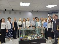 Ершовские волонтёры-десятиклассники провели экскурсию по музею СВО для членов межведомственной комиссии