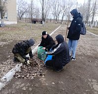 Студенты и преподаватели Ершовского агропромышленного лицея провели субботник, а потом дружно пили чай