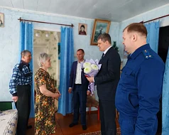 Глава Ершовского района Константин Мызников вручил юбилейную медаль узнице фашистских концлагерей Лидии Петровне Масловой