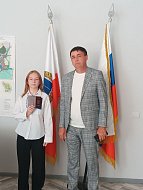 Глава МО г. Ершов Альберт Тихов вручил Первым паспорта гражданина РФ
