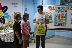 Накануне Дня знаний ершовским ребятам вручили ранцы и школьные принадлежности 