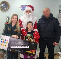 Саратовские военнослужащие и сотрудники Росгвардии поздравили с новогодними праздниками более 200 ребят