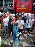 Ершовским дошкольникам на практике показали, как вести себя во время эвакуации при пожаре