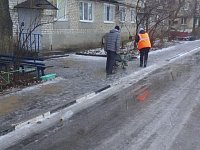 В Ершове тротуары обрабатывают противогололедной смесью