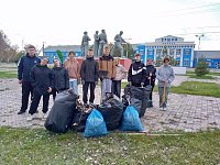 В Ершове юные патриоты провели субботник на привокзальной площади им. Г.К. Жукова