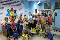 Накануне Дня знаний ершовским ребятам вручили ранцы и школьные принадлежности 