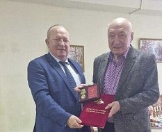 Во время своего визита в Ершовский район облдеп вручил награду руководителю сельхозпредприятия