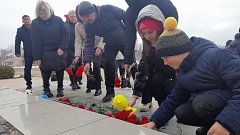 В Ершове почтили память погибших в «Крокус Сити Холл»