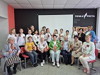 Юные и пожилые ершовцы совместно изготавливали броши с георгиевской лентой