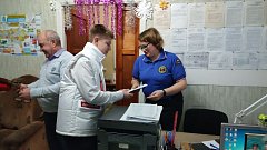 В Ершове поздравили сотрудников, не покидающих свой пост в новогодние праздники