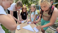 В одном из дворов Ершова артисты РДК устроили настоящий праздник для взрослых и детей