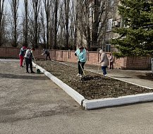 На центральной площади Ершова сегодня прошел субботник
