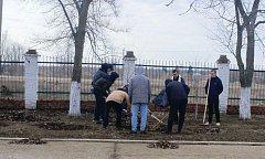 Студенты и преподаватели Ершовского агропромышленного лицея провели субботник, а потом дружно пили чай