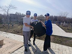 Ершовские молодогвардейцы навели порядок у Братской могилы воинов, умерших от ран в эвакогоспитале