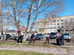 В Ершове юные патриоты провели субботник на привокзальной площади им. Г.К. Жукова