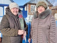 Коллектив Верхне-Кушумского СДК поздравил фельдшера  