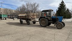 На центральной площади Ершова сегодня прошел субботник