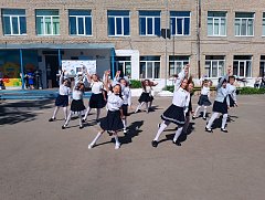 На празднике последнего звонка встретились два поколения ершовских выпускников с разницей в 50 лет
