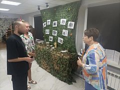 Боец с позывным «Сарат» посетил экспозицию «На переломе эпох» в ершовском музее