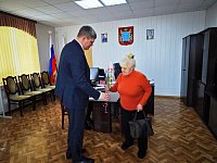 В преддверии Международного женского дня глава Ершовского района поздравил женщин, пришедших на прием