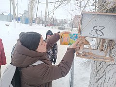В Ершове юные друзья полиции помогают пернатым пережить зиму