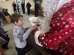 Саратовские военнослужащие и сотрудники Росгвардии поздравили с новогодними праздниками более 200 ребят