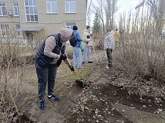 Студенты и преподаватели Ершовского агропромышленного лицея провели субботник, а потом дружно пили чай