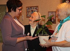 В День знаний ершовский педагог-ветеран получила неожиданный подарок