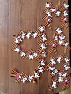 В Ершове «серебряные» волонтеры и получатели соцуслуг на мастер-классе делали броши с георгиевской лентой