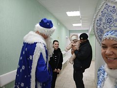 Ершовские активисты Движения Первых поздравили врачей районной поликлиники
