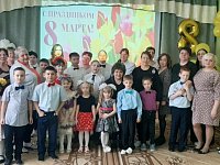 В Ершовском реабилитационном центре «любимым, нежным и прекрасным» подарили праздничный концерт