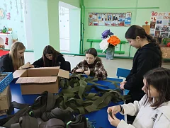 Жители Ершовского района плетут маскировочные сети для фронта