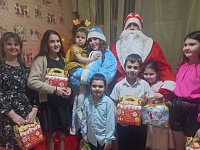 Полицейский Дед Мороз продолжает поздравлять ершовцев с Новым годом