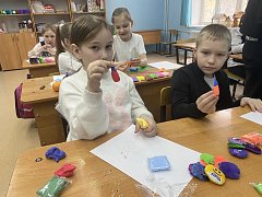 День космонавтики отметили творчески: ершовские школьники слепили «космические талисманы»