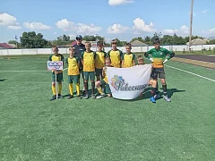 На ершовском стадионе «Юность» прошел 23-й открытый турнир по футболу на кубок губернатора