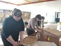 В выходной ершовские женщины изготавливают блиндажные свечи