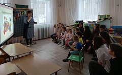 Профориентация: девятиклассники с. Рефлектор Ершовского района узнали тонкости работы воспитателя