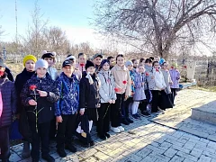 Юные ершовские патриоты возложили цветы к обелиску в память о великом подвиге советских солдат