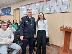 В ОМВД России по Ершовскому району на торжественном мероприятии сотрудники полиции принимали поздравления