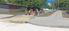 В Ершове продолжается работа по обустройству детской и спортивной площадок в рамках проекта "Время для всех"