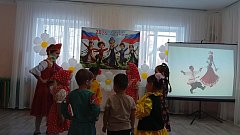 Праздничный концерт с танцами, играми и национальными блюдами провели в детском саду Ершовского района в Год единства народов