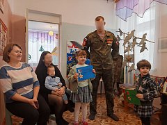 Участник СВО посетил ершовский детский сад