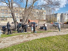 В Ершове юные патриоты провели субботник на привокзальной площади им. Г.К. Жукова