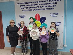 Ершовские подростки попробовали собственноручно расписать керамические тарелки